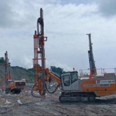 แชสซีตีนตะขาบไฮดรอลิกเต็มรูปแบบรวมเครื่องเจาะพื้นผิว DTH สำหรับการขุดแร่